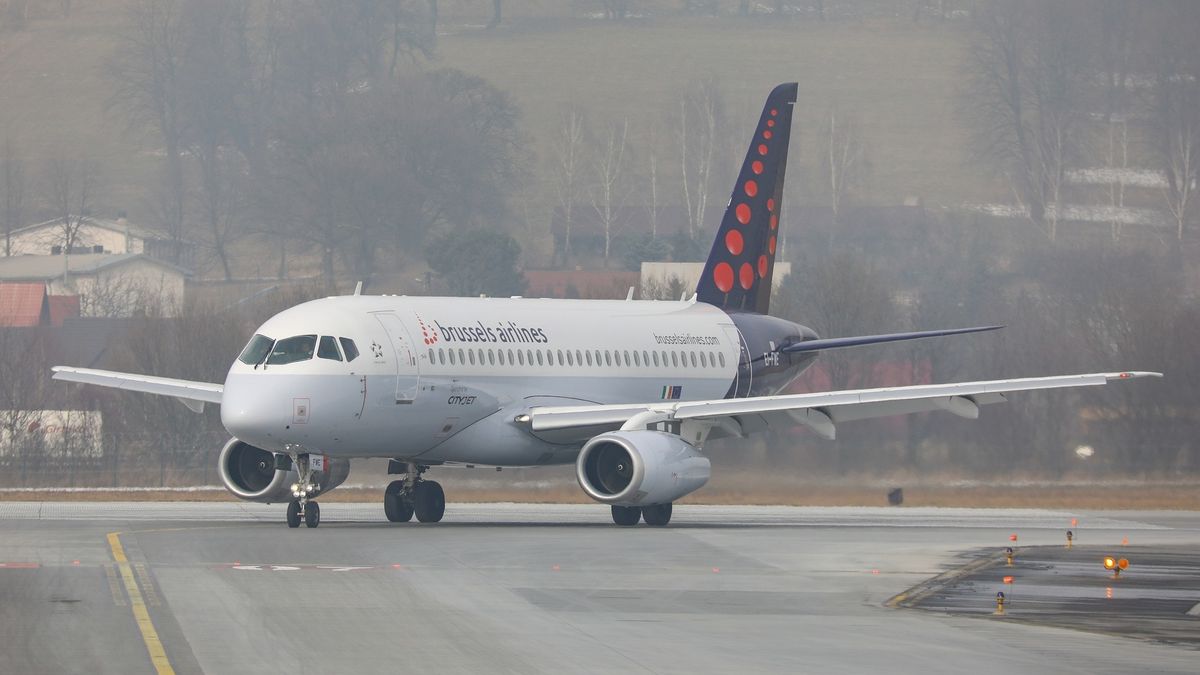 Rosyjski samolot Superjet 100 latający dla Brussels Airlines, na krakowskich Balicach