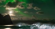 Lofoty – tak się surfuje wśród świateł zorzy polarnej