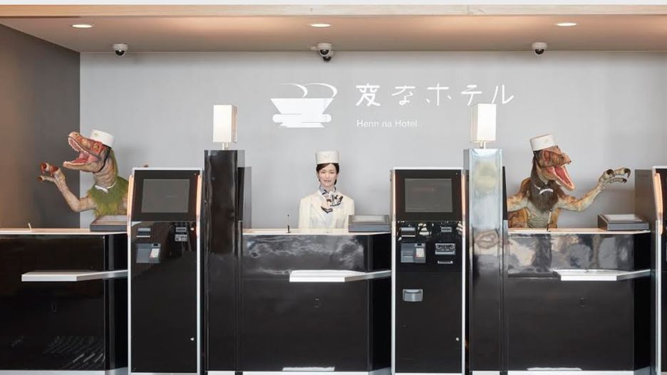 W istniejących już obiektach sieci "Henn-na Hotels" gości na recepcji witają trzy przemiłe roboty