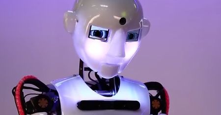 Człowiek robotowi... kim? Polski filozof stara się zrozumieć tę relację