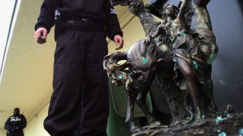 Bułgarski celnik pokazuje "rzeźbę" wykonaną z kokainy i ukrytą pod grubą warstwą brązowej farby