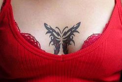 Motyl na dekolcie