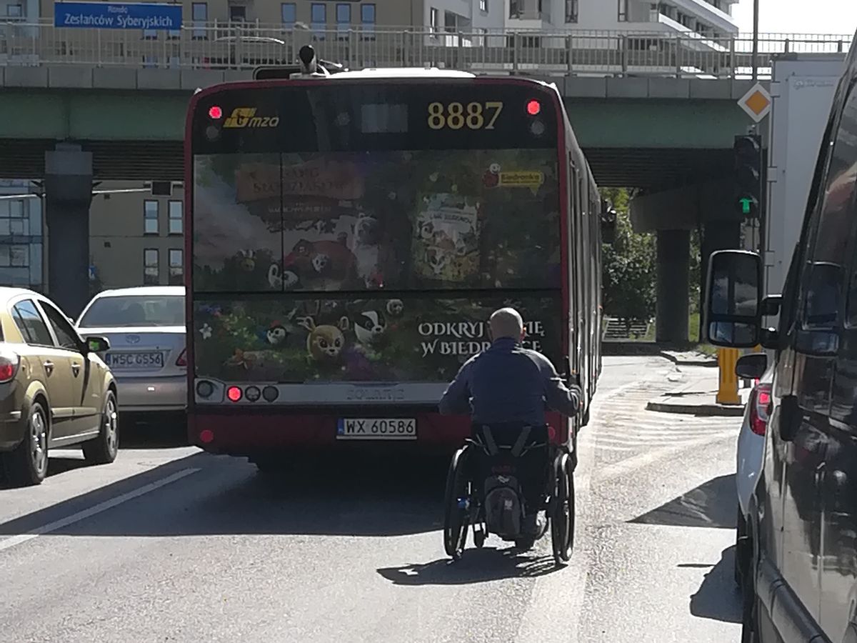 Ochota. Niepełnosprawny jedzie środkiem ruchliwej ulicy przy Dworcu Zachodnim