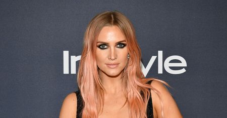 Ashlee Simpson na Złotych Globach postawiła na czerń. Kreacja była bardzo obcisła