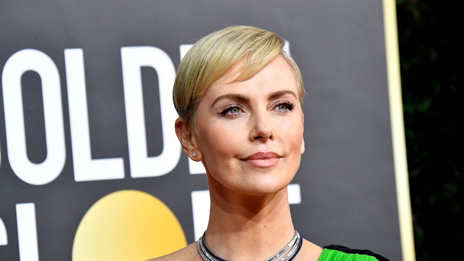 Charlize Theron zaskoczyła suknią na Złotych Globach