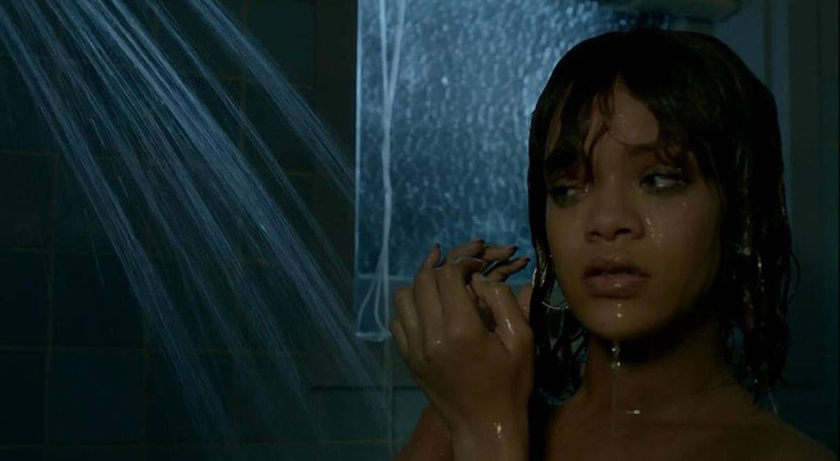 Rihanna odtworzyła słynną scenę z "Psychozy". Dorównała oryginałowi?