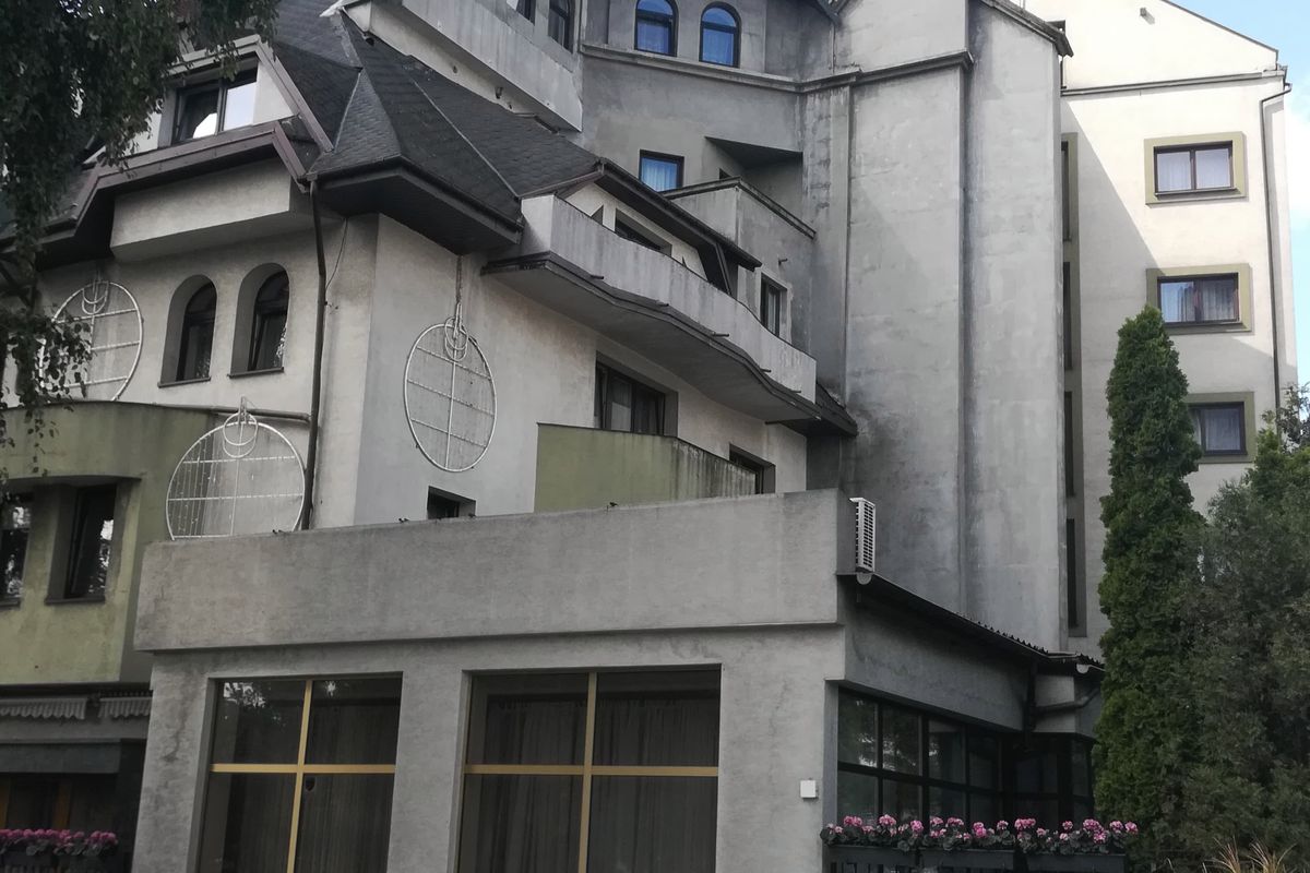 Największa samowola budowlana w Warszawie ma zniknąć. Odwiedziłam hotel Czarny Kot i spędziłam noc jak w przedziwnej bajce