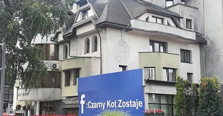 "Czarny Kot" opiera się rozbiórce. Jeszcze "upiększyli" go banerami
