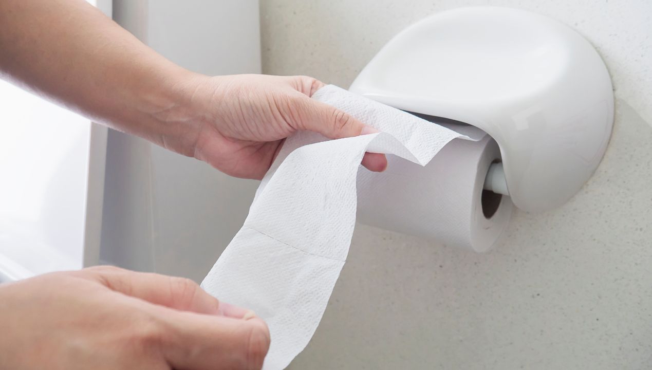 Taki papier toaletowy w hotelu nie nadaje się do użytku