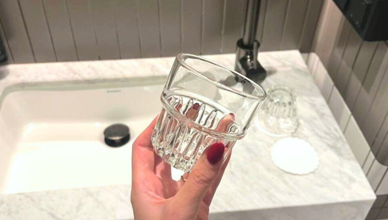 szklanki przy umywalce w hotelu, fot. Genialne