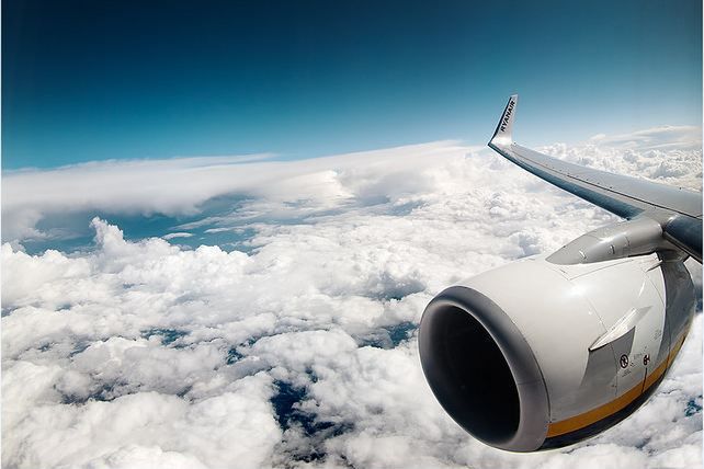 Samolot w chmurach 