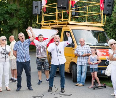 Krzyczeli "Zdrajca!" pod domem Frasyniuka. W jego obronie stanęli sąsiedzi