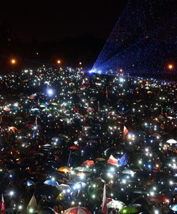 Niesamowita reakcja pilota na łańcuch światła manifestantów