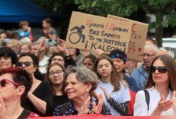 Manifestacja przed Sejmem: "jesteśmy z wami, supermatkami"