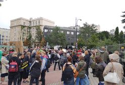 Zwolennicy zakazu aborcji zawiedzeni PiS, feministki atakują Godek. Byliśmy przed Sejmem