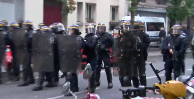 Policjanci na ulicach Paryża, przewidują że agresja tłumu będzie eskalować. 