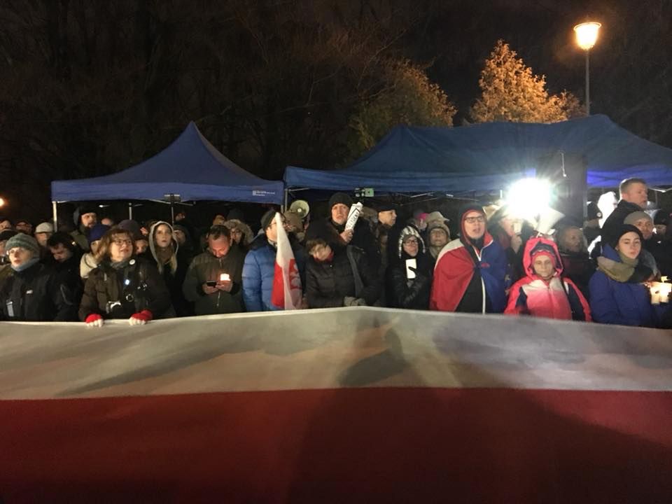 Protestujący pod Senatem. 