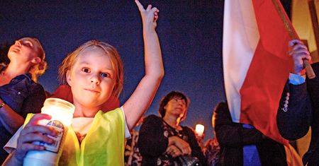 Protesty przeciwko reformie sądów. Na ulicach kwitnie zniczowy biznes