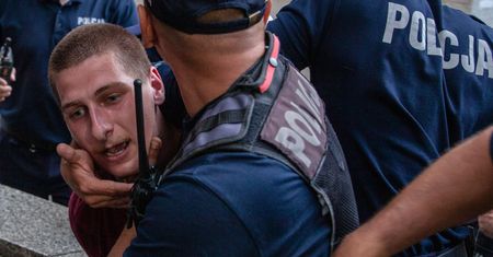 Zawiadomienie do prokuratury po przepychankach przed Sejmem. "Zostali pobici"