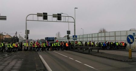Hodowcy drobiu protestują. Zablokowali drogę w Siewierzu