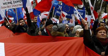 „Tagesspiegel“: Polskie społeczeństwo obawia się izolacji Polski