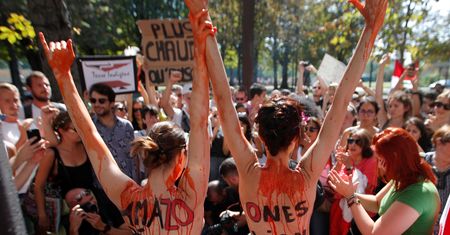Pożary Amazonii. Protest przed ambasadą Brazylii w Paryżu