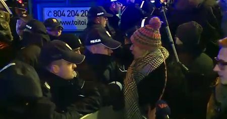 Gorąco przed Sejmem i Senatem. Protestujący zablokowali wyjazd