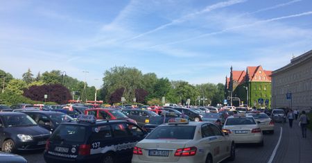 "Taksówkarze płacą podatki, a Uber nie". Sprawdziliśmy, jak to wygląda w praktyce