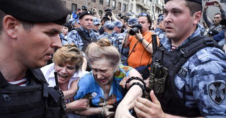 Moskwa. Ponad 400 osób zatrzymanych na pochodzie w obronie dziennikarza