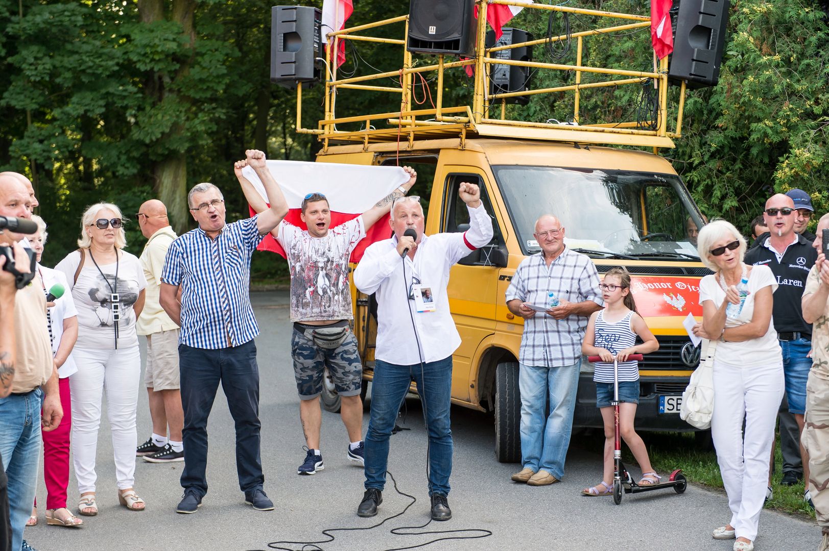 Krzyczeli "Zdrajca!" pod domem Frasyniuka. W jego obronie stanęli sąsiedzi