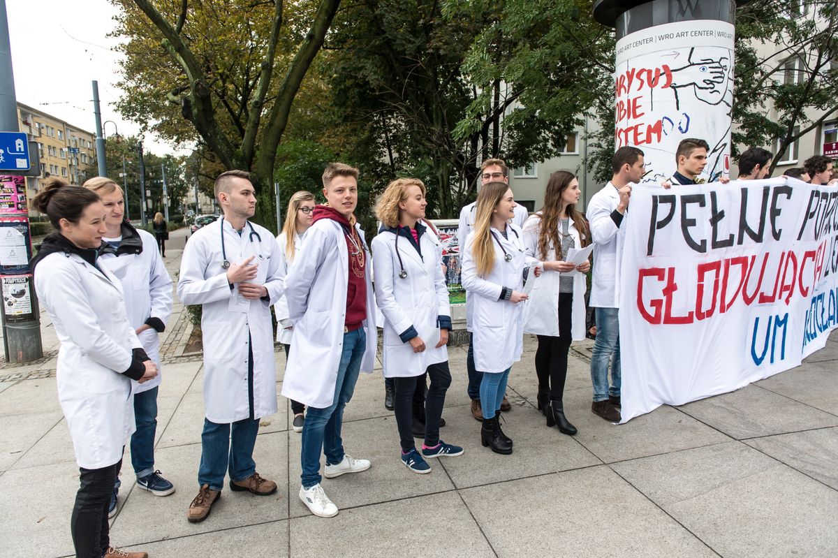Lekarze rezydenci zawiesili strajk. Z protestującymi spotka się premier Szydło
