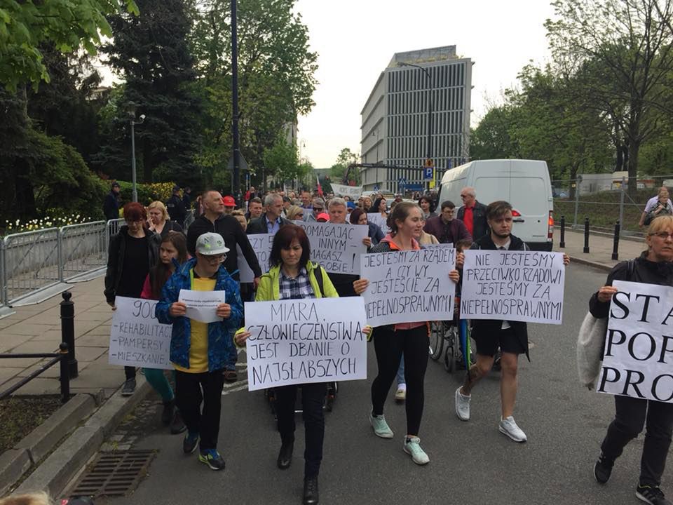 Ludzie protestują przed Sejmem. Popierają postulaty niepełnosprawnych