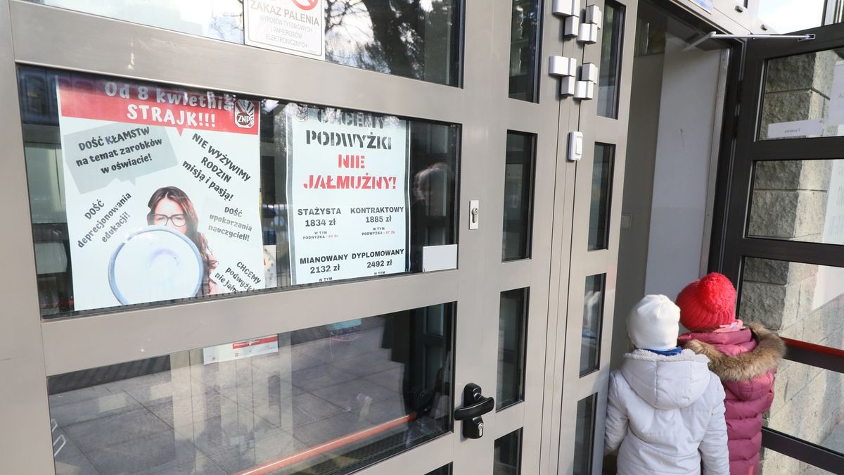 Rząd nie musi stracić na proteście nauczycieli, uważa politolog Rafał Chwedoruk. Powodem termin protestu