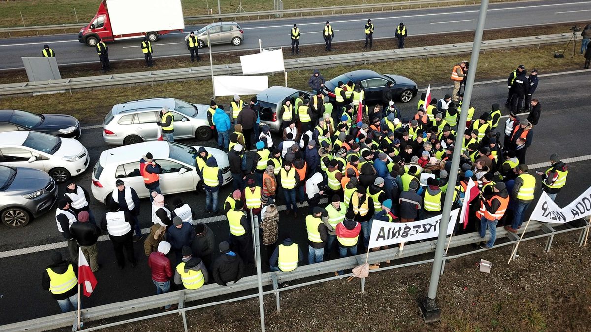 Po środowym proteście na A2, w czwartek rolnicy zablokowali drogę S8 na trasie Warszawa-Wrocław