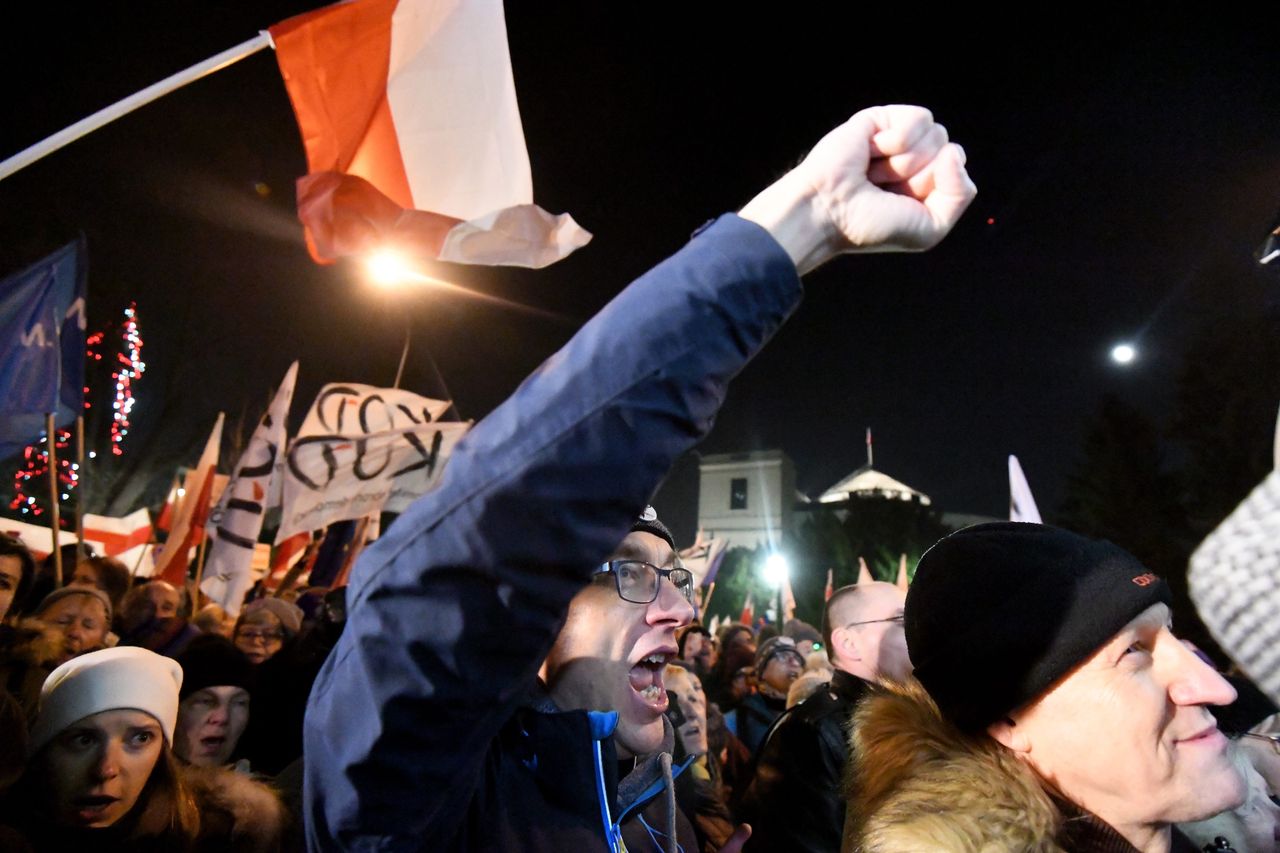 Policja użyła siły. Zobacz, co w nocy działo się pod Sejmem