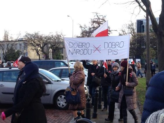 Tysiące Polaków na ulicach. Marsz w obronie demokracji
