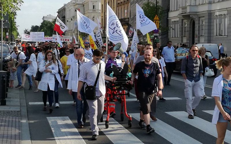 "Kto was będzie leczył jak wyjedziemy"? Protest Porozumienia Zawodów Medycznych