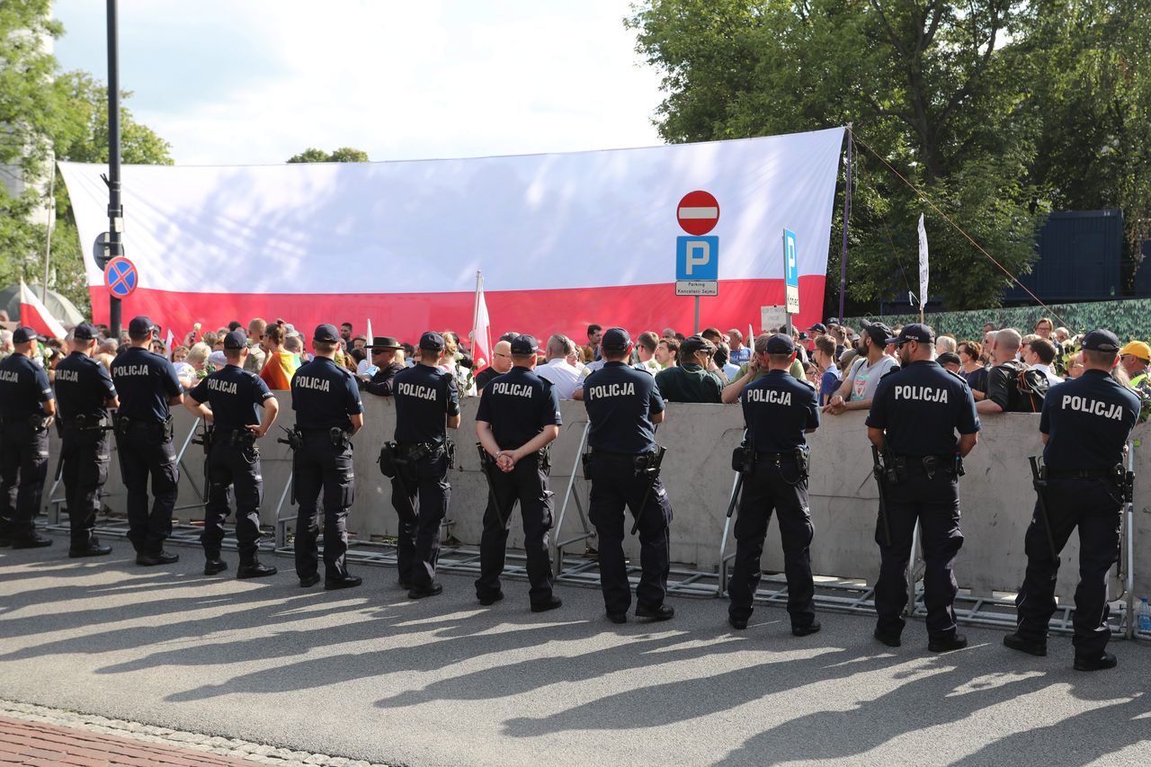 Monika Olejnik śmieje się ze "spacerowiczów" Błaszczaka