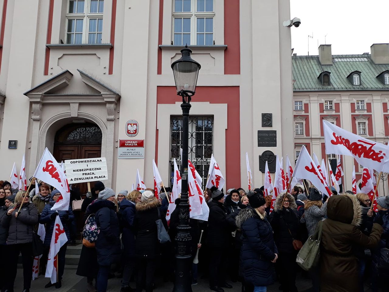 Ryzykują życie za 1800 zł miesięcznie. Wyzwiska, agresja i choroby zakaźne to codzienność