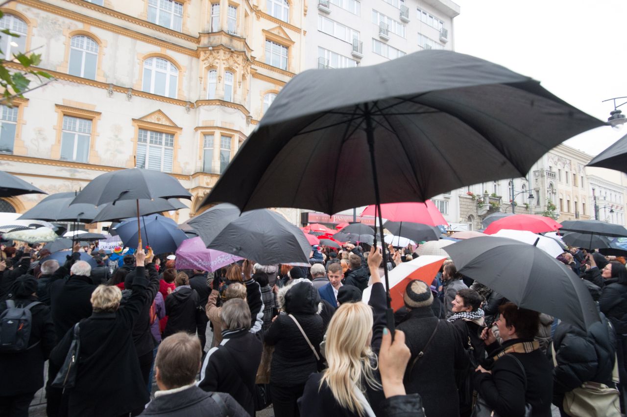 Kobiety wyjdą na Parady Niepodległości z czarnymi parasolami. To nie ma być „czarny protest”