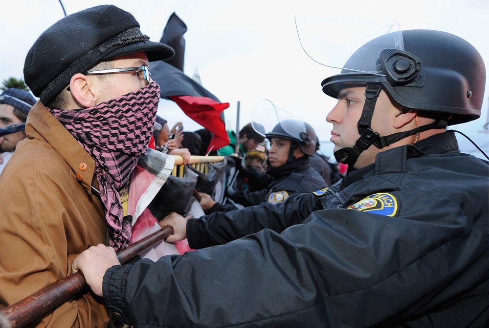 Policja nie chciała Pepsi. Obrzucili ją puszkami