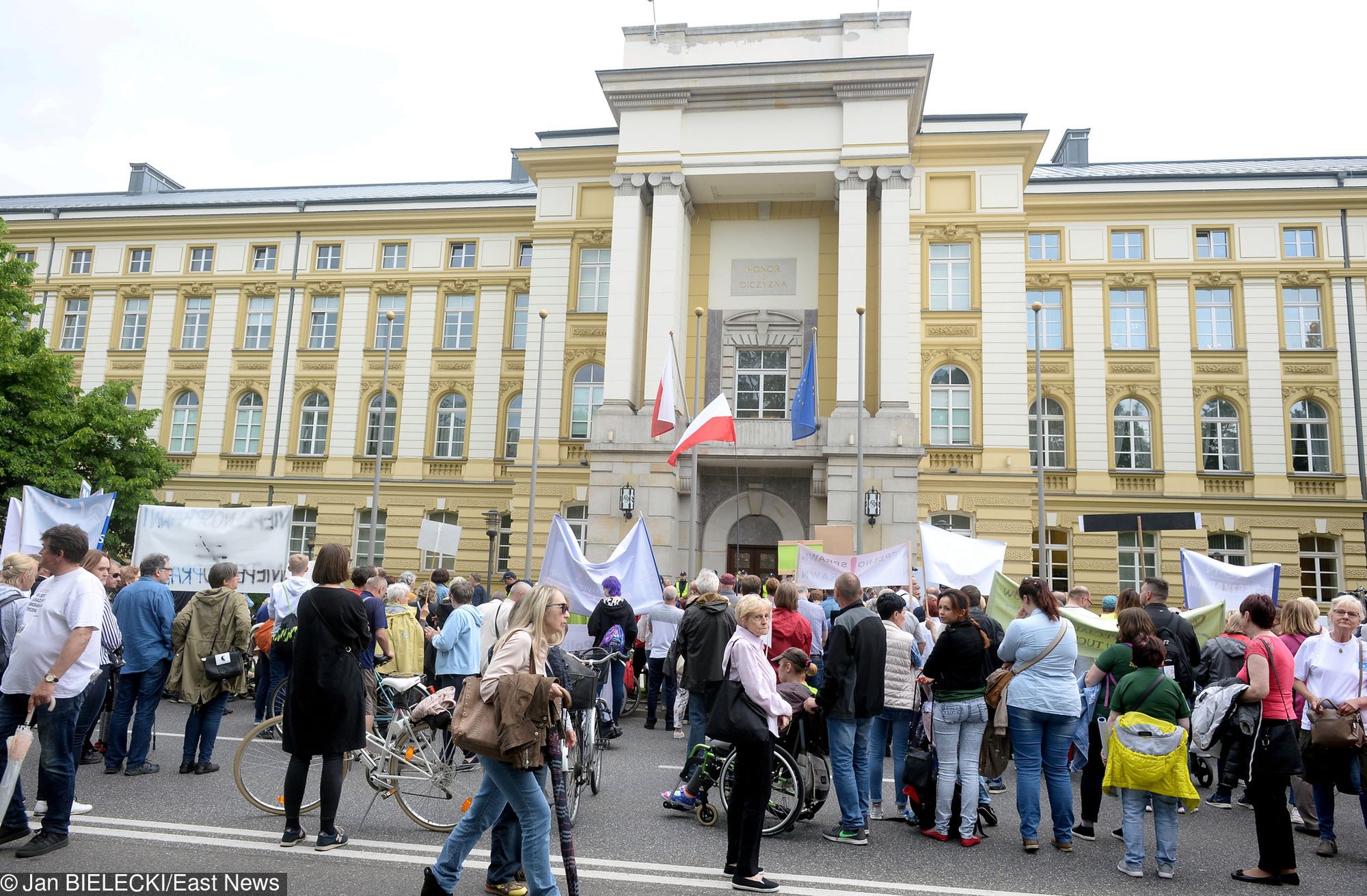 Tłum przed KPRM. W środku jest niewiele lepiej