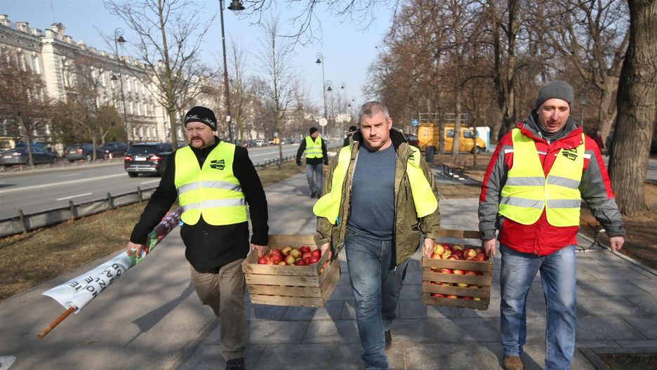 Chcieli wysypać jabłka przed siedzibą prezydenta i MSZ, w końcu wylądowały one na placu Unii