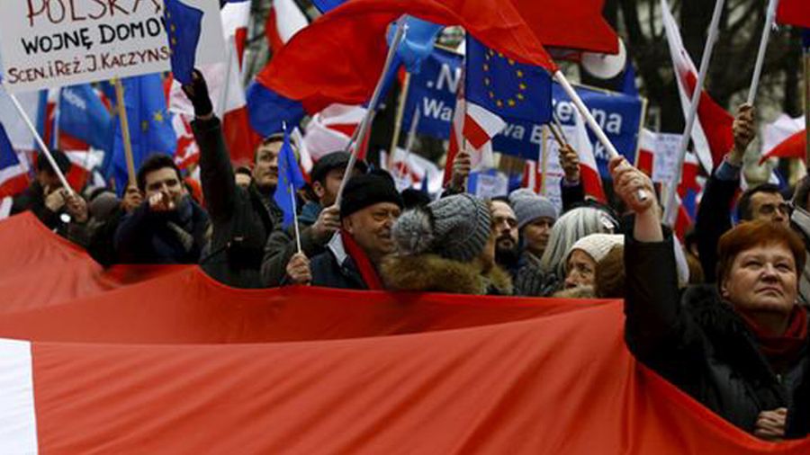 Sytuacja polityczna w Polsce niepokoi 50 proc. Polaków - wynika z sondażu CBOS