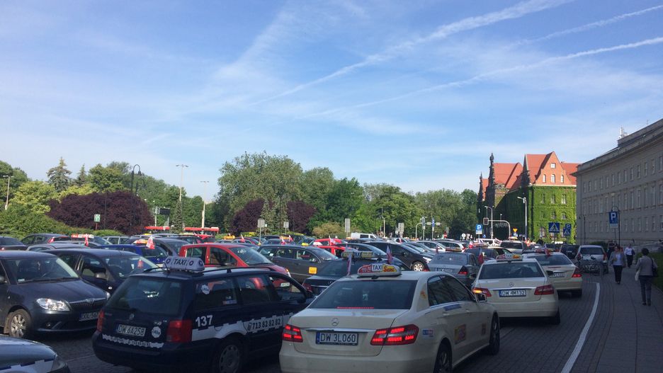 W poniedziałek taksówkarze zablokowali m. in. parking przed Urzędem Wojewódzkim we Wrocławiu