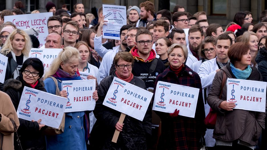 Studenci medycyny we wtorek przemaszerowali ulicami Katowic.  Wyrazili w ten sposób poparcie wobec protestu głodowego lekarzy rezydentów i zbierali podpisy pod obywatelskim projektem ustawy dotyczącym finansowania służby zdrowia
