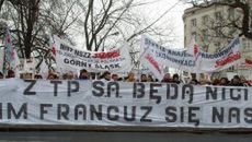 Związkowcy protestują pod gmachem Ambasady Francji w Warszawie