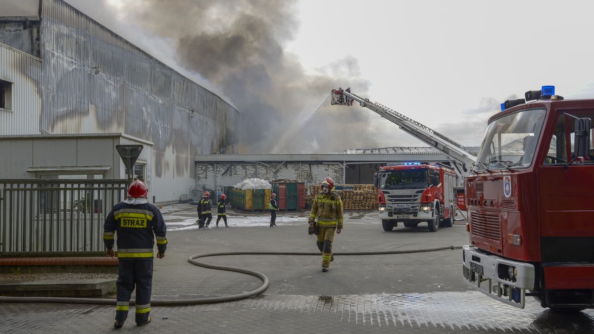 W szczytowym momencie w akcji ratunkowej brało udział około 65 jednostek straży pożarnej i 200 strażaków.
