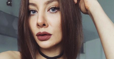 Justyna Żak w czarnym kostiumie kąpielowym. Chwali się smukłą figurą
