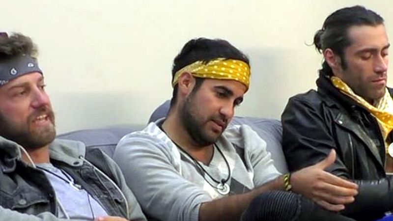 Od lewej: Dawid, Vasilis i Kamil po nocnych przepychankach trafili do sekretnego pokoju